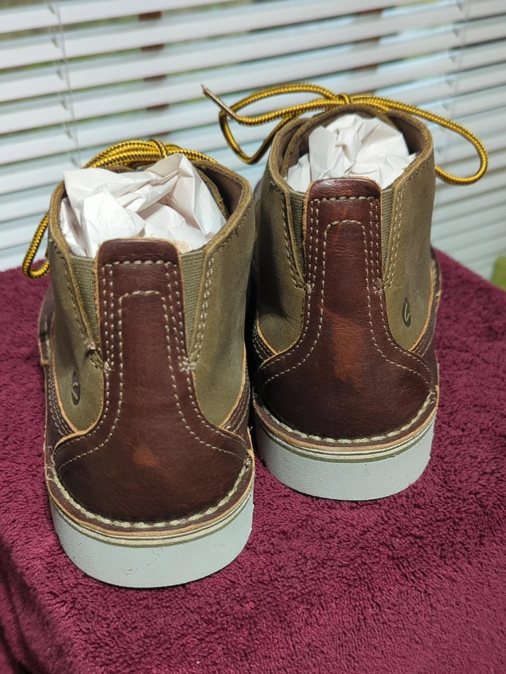 Men's CLARKS Brown Leather Chukka Boots with Olive Collar NICE!!!  Us size 9